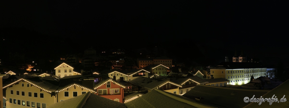 Panoramafoto Ã¼ber die GeschÃ¤fte und HandwerksgebÃ¤ude
Schlüsselwörter: Berchtesgaden;Nachtaufnahme;Panoramafoto