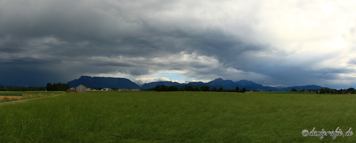 Schlüsselwörter: Unwetter;Wolken;Regenschauer;Alpen;Bayern;Panoramafoto