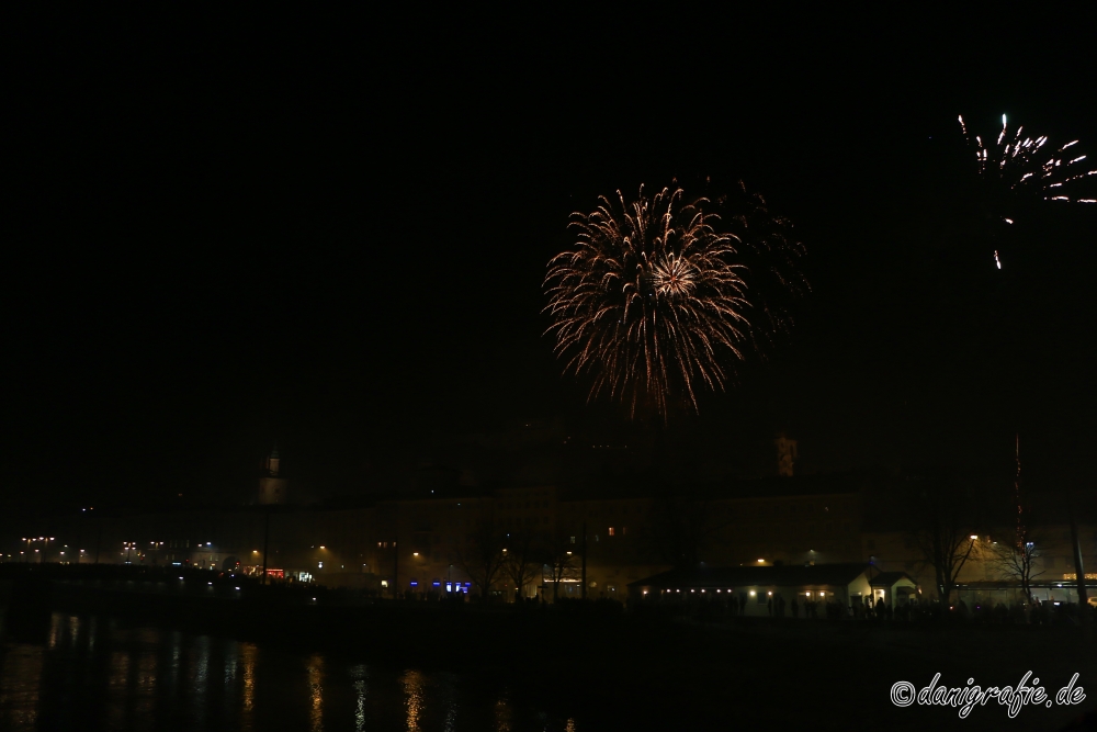 Schlüsselwörter: Silvester;Salzburg;Neujahr;Salzach;2016;2017;Feuerwerk;firework