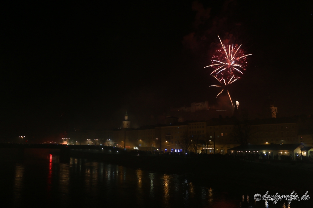 Schlüsselwörter: Silvester;Salzburg;Neujahr;Salzach;2016;2017;Feuerwerk;firework