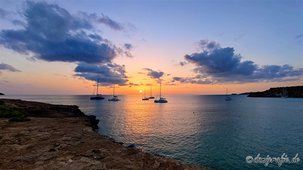 09.10.2022 - Sonnenuntergang "Cala Tarida"
Schlüsselwörter: Ibiza;Flitterwochen;Hochzeitsreise;Honeymoon;Cala Tarida;