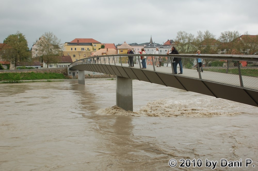Europasteg nachdem das Wasser etwas zurÃ¼ckgegangen ist
Schlüsselwörter: Hochwasser;Salzach;Laufen;Europasteg;Oberndorf